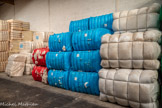 <center>La manufacture Brun de Vian-Tiran.</center>Stockage de la laine. Les trous dans les emballages servent à contrôler la fibre. Les balles bleues pèsent 350 kg. Les balles beiges, après les rouges, 160 kg.