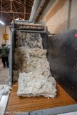 <center>La manufacture Brun de Vian-Tiran.</center>La laine est battue dans une machine qui va ouvrir les flocons de laine pour faciliter l’opération de cardage et pour l'aérer. On mélange aussi la laine de plusieurs balles afin d'uniformiser la qualité du produit fini.