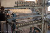 <center>La manufacture Brun de Vian-Tiran.</center>On replace et dévide des bandes de fils jusqu’à obtenir la largeur du métier à tisser. Ensuite, tous les fils sont enroulés sur un gros rouleau qu’on transportera sur le métier.