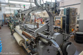 <center>La manufacture Brun de Vian-Tiran.</center>Le métier à tisser. Le tissu est enroulé sur des bobines en bas du métier.