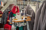 <center>La manufacture Brun de Vian-Tiran.</center>Les surjeteuses sont des machines qui font en même temps une double piqure et un surjet qui empêche le tricot de se défiler. On met aussi l'étiquette de la manufacture.