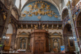 <center>La Collégiale Notre-Dame-des-Anges</center>A gauche, bénitier en marbre rouge provenant du couvent de sainte Élisabeth. A droite, bénitier en marbre blanc. Au-dessus da la porte, l'Assomption en forme de gloire.