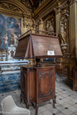 <center>La Collégiale Notre-Dame-des-Anges</center>Chapelle de la Vierge mourante. Lutrin à armoire. Noyer, 18e siècle.