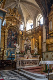 <center>La Collégiale Notre-Dame-des-Anges</center>Le maître-autel, de style rocaille, est en marbre polychrome. Le tabernacle est surmonté d'un baldaquin à colonnes. À chaque extrémité de l'autel un ange en marbre de Carrare est agenouillé.