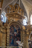 <center>La Collégiale Notre-Dame-des-Anges</center>Toute l'abside est occupée par un grandiose retable et une boiserie semi-circulaire du XVIIe siècle entièrement dorés et richement sculptés. Le retable est composé de deux colonnes torses et cannelées encadrant un tableau de Reynaud Levieux représentant l'Assomption de la Vierge, peint à Rome en 1680. Ces colonnes supportent une arcature finement sculptée sur laquelle reposent allongés deux anges. L’arcature est elle-même surmontée d'un fronton triangulaire en retrait, supportant deux autres anges encadrant une statue de la Vierge.