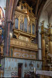 <center>La Collégiale Notre-Dame-des-Anges</center>Côté évangile, l'orgue de Charles Royer. En 1648, Charles Royer, alors installé à Brignoles, construit un orgue de 12 jeux environ sur un clavier unique. En 1827, Giovanni Mentasti, auparavant premier ouvrier puis contre-maître chez le lombard Lodovico Piantanida, reconstruit la partie instrumentale en réutilisant le matériel de Royer dont la tuyauterie est tout de même complètement modifiée. Oeuvre restaurée en 1981-1982 par Deloye et Alain Sals. Le buffet en bois sculpté doit tout à l’influence italienne, historique par l’installation de la papauté dans le Comtat Venaissin : dorure, façade plate constituée uniquement de plates-faces, situation sur le côté gauche du chœur (évangile) avec en pendant sur le côté droit (épître) une façade postiche donc muette (influence des cantorie italiennes : des tribunes des chantres se faisant vis-à-vis).