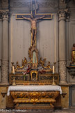 <center>La Collégiale Notre-Dame-des-Anges</center>Chapelle du Crucifix, autrefois, chapelle de St Jean Baptiste. A la place du crucifix, il y avait un magnifique tableau de St Jean Baptiste, par Parrocel, aujourd’hui disparu. La confrérie de St Jean Baptiste regroupait les maçons et les tailleurs de pierre.
Le grand crucifix, venant du couvrent de Ste Elisabeth y fut placé en 1836. Cet autel, décoré en son centre par une statue de Notre-Dame de Lourdes, est encadré par deux petites statues : à gauche sainte Anne et à droite saint Jean-Baptiste. Les boiseries latérales sont de  Charles Brutto avec deux tableaux de Champville : à droite la maison de Zacharie, père de Jean-Baptiste et à gauche Jean-Baptiste prêchant dans le désert.
