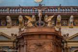 <center>La Collégiale Notre-Dame-des-Anges</center>Au-dessus de la porte, un groupe sculpté, le  Christ en croix et deux anges adorateurs