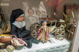 <center>Musée du jouet et de la poupée ancienne</center>Poupée donnée à une future religieuse qui l'habillait quand elle était ordonnée. Elle l'offrait ensuite à sa famille comme souvenir. A sa gauche, santons des carmélites d'Avignon en cire, 1900. Carosse provenant du prieuré de Bourg-st-Andéol, XIXe siècle.