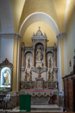 <center> Saint-Tropez. L'église Notre-Dame-de-l'Assomption </center> Autel de la Vierge. Autel trapézoïdal en marbre blanc, orné en bas-relief. Un médaillon central comporte les initiales A M (Ave Maria) enlacées.