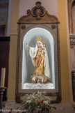 <center> Saint-Tropez. L'église Notre-Dame-de-l'Assomption </center> Vierge à l'Enfant. La Vierge, debout sur une nuée, tend son bras droit dans un geste de bénédiction. Carton-pierre doré. 19e siècle.