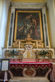 <center> Saint-Tropez. L'église Notre-Dame-de-l'Assomption </center> Autel de Saint Tropez. Le tableau rappelle son martyre.