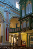 <center> Saint-Tropez. L'église Notre-Dame-de-l'Assomption </center> La tribune de l'orgue est supportée par des colonnes.