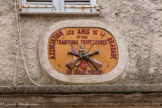 <center> Saint-Tropez</center> Les deux escopettes, avec le buste de Saint Tropez au-dessus.