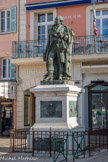 <center> Saint-Tropez</center> Statue du  bailli de Suffren. Cette statue est coulée avec le bronze des canons pris à l'ennemi que Napoléon III offrit à la ville en 1866.