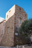<center> Saint-Tropez</center> La tour Guillaume ou tour Suffren est un ouvrage fortifié datant du XIe siècle, reconstruite vers 1470, de plan carré. Elle avait été intégrée peu ou prou au système défensif de l’enceinte du milieu du XVIe siècle (percements de canonnières en partie supérieure).