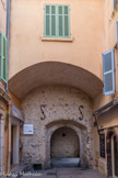 <center> Saint-Tropez</center> La porte de la rue de la Ponche, vue de l'intérieur de la ville, ou porte du Revelen, était l'une des entrées du village (entrée est), contrôlée par le Corps de Garde.