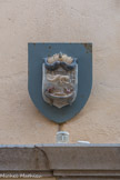 <center> Saint-Tropez</center> Un des blasons de la ville : la barque  portant Torpes allongé, un chien et un coq, surmonté d'un ange volant au-dessus et portant une couronne dans la main.