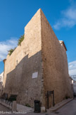 <center> Saint-Tropez</center>Le bastion dit « Tour Jarlier », conçu dans son état définitif en 1564 pour renforcer l’angle sud-est de l’enceinte, est un édifice d’étendue assez réduite pour un bastion, et de proportions plutôt verticales, en forme de proue de navire.