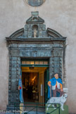 <center> Saint-Tropez. La chapelle de la Miséricorde</center> La porte est ornée de serpentine, marbre vert sombre, ornement typique du pays. Bâtie en 1645, les pénitents noirs qui soignaient les malades l'occupèrent jusqu'en 1858.