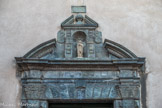 <center> Saint-Tropez. La chapelle de la Miséricorde</center> La porte est ornée de serpentine, marbre vert sombre, ornement typique du pays.