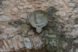<center> Gardanne </center> La porte de Trets présentant le médaillon du Roi René. En dessous, une des armoiries de la ville. La premièrefut créée par le Roi René, vers 1457, qui a fréquemment séjourné à Gardannede 1454 à 1480. Il possédait une bastide sur la place Ferrer,  située pratiquement à l'emplacement de la mairie actuelle. Sur les deuxièmes armoiries, on peut y voir l'apparition de trois fleurs de lys, ensuite supprimées par Louis XIII.