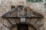 <center> Gardanne </center> Porte de l’hôtel des Forbin. Le nom de Forbin fait son apparition sur la scène provençale au cours de la dernière décennie du XIVe siècle. Installé à Aix puis à Marseille, le maître peaussier Guillaume Forbin (alias Fourbin), originaire de la ville de Langres, et habitant d'Aix, s'établit définitivement dans la cité phocéenne vers 1392-1394. Enrichis dans le commerce maritime méditerranéen, les Forbin comptaient une cinquantaine d'années plus tard, au nombre des plus puissantes familles marchandes marseillaises. Palamède de Forbin (Marseille, 1433–Aix-en-Provence, 12 février 1508), surnommé le Grand, est un gentilhomme provençal qui fut grand-sénéchal, gouverneur et lieutenant-général de Provence, ainsi que gouverneur de Dauphiné. Il fut seigneur de Solliès, du Luc, de Peyruis, de Porquerolles, de Puimichel, de Pierrefeu, baron des Croilas en Aragon, vicomte de Martigues. De son fils, Jacques, marié en 1452 avec Marthe Teinturier est issue la branche des Forbin Gardanne.