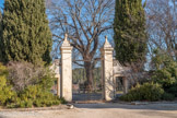 <center>Château Bas.</center>Le portail d'entrée avec le N en fer forgé inclus à la ferronnerie construite par de Gras.