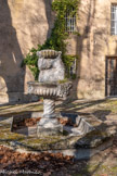 <center>Château Bas.</center>C'est la fontaine à bassin hexagono-rectangulaire. Comme à Aix, les fontaines sont décorées de gaudrons.