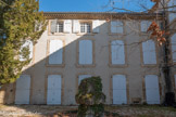 <center>Château Bas.</center>Sur cette façade, les fenêtres sont en anse de panier. Devant se trouve la troisième fontaine.