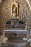 <center>L'église de la Transfiguration </center>Le choeur. Sur l'ancien autel de 1842 se  trouvent des chandeliers et une croix en métal doré et argenté de style Louis XV mais du XIXe siècle.