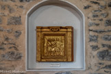 <center>L'église de la Transfiguration </center>Pèlerins d’Emmaüs. Bas-relief en bois doré du XVIIème. Il devait faire partie d'un retable de N.-D. des Anges, démantelé, à présent attribué à Jean Doux.