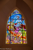<center>L'Estaque : L'église Saint-Pierre-ès-Liens. </center>Les vitraux ont été réalisés d'après les croquis de Clotilde Devillers (1956-2008) et fabriqués dans l'Atelier Thomas à Valence dans la Drome en 2011. La pêche miraculeuse.