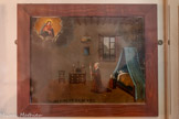 <center>Notre-Dame de la Galline</center>Ex-voto, tableau : Demande de guérison d'une fillette. 1829. Dans une chambre meublée d'une table de nuit, d'une chaise et d'une commode sur laquelle sont posés deux vases et un crucifix, un enfant est couché dans un lit. Une femme portant un cierge est agenouillée. La fenêtre ouvre sur un paysage de collines. Dans l'angle supérieur gauche, Vierge à l'Enfant dans une nuée.