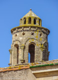 <center>Château-Abbaye de Cassan</center>La lanterne de l’Espérance.
Elle possède six fenêtres, douze trous d’aération aux formes géométriques ; elle est coiffée d’une cheminée à douze baies. Une roche basaltique la rehausse et des sphères de pierre ornent en cintre ses ouvertures : un bijou d’ornementation.
