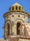 <center>Château-Abbaye de Cassan</center>La lanterne de l’Espérance.
Elle possède six fenêtres, douze trous d’aération aux formes géométriques ; elle est coiffée d’une cheminée à douze baies. Une roche basaltique la rehausse et des sphères de pierre ornent en cintre ses ouvertures : un bijou d’ornementation.