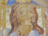 <center>Château-Abbaye de Cassan</center>La toile de fond que les deux anges soutiennent est d’inspiration orientale (lion, éléphant, rapace, colombe, homme près d'un arbre y sont discernables). L'Enfant, assis sur les genoux de la Vierge, qui porte un manteau pourpresur sa tunique bleue, tient un livre. Tous les personnages sont nimbés.