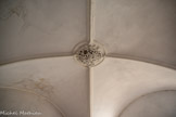 <center>Château-Abbaye de Cassan</center>L’herboristerie. Son plafond est en voûte d’arête d’ogive avec une clé pendante et sculptée.