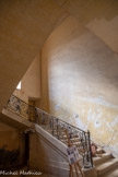 <center>Château-Abbaye de Cassan</center>L’escalier d’apparat.
Le travail de maçonnerie et de ferronnerie est superbe.
Cet ouvrage est remarquable du point de vue stéréotomique. Les marches sont usées par le passage, c’est un escalier suspendu à voûtes plates, il monte sur plus de quatre mètres pour atteindre la galerie supérieure. Les marches et les dalles du palier sont assemblées en voûte plate, sans autre support que la première volée. Le plafond de gypseries est d’époque Louis XVI. La rampe de ferronnerie est d’époque Louis XV.