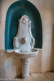 <center>Château-Abbaye de Cassan</center>La fontaine-lavabo d'époque Louis XVI en marbre de Carrare, oeuvre de Carlo Panzetta, posée en 1785 dans le vestibule, à laquelle les moines se lavaient les mains avant d'entrer dans le réfectoire. Cette fontaine se désignait autrefois d'un mot, réservé au vocabulaire religieux, en latin 