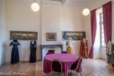 <center>Château-Abbaye de Cassan</center>La salle des Costumes. Ancienne salle à manger d'hiver.
Imaginez ces costumes portés lors de soirées étincelantes données par les Prieurs du XVIIIe siècle.