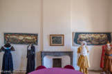 <center>Château-Abbaye de Cassan</center>La salle des Costumes. Ancienne salle à manger d'hiver.
Imaginez ces costumes portés lors de soirées étincelantes données par les Prieurs du XVIIIe siècle.