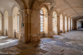 <center>Château-Abbaye de Cassan</center>A droite, la grande galerie, avec son grand escalier d’apparat tout au bout, au sud. A gauche, le vestibule Nord et sa fresque de la Vierge à l’Enfant.