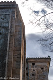 <center>Château-Abbaye de Cassan</center>La façade de l'église et un des épis de faîtage du château en terre cuite vernissée du XVIIIe, savoir-faire languedocien sur le territoire de St Jean-de-Fos.
