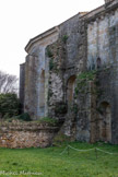 <center>Château-Abbaye de Cassan</center>Au XIIe siècle, l’église avait un clocher côté nord, lequel a été détruit après la révolution. On en voit les vestiges, qui furent utilisés pour la construction d'une glacière. A l’origine, elle ne se terminait pas en abside unique mais par une abside principale flanquée au nord et au sud de deux ttoutes petites absidioles, symbole de la sainte Trinité. Le chevet date de 1785.