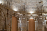 <center>Château-Abbaye de Cassan</center>Le choeur. Les pilastres cannelés supportent des chapiteaux corinthiens.