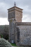 <center>Château-Abbaye de Cassan</center>La tour carrée est une tour de flanquement, ronde à l’origine, des murs fortifiés, érigés au XIVe siècle, dont on aperçoit des traces. Elle a été surmontée d’un pigeonnier carré au XVe siècle. En 1732, un campanile en fer forgé a été installé pour recevoir la dernière cloche de Cassan, datée de 1549. Cette tour a été transformée en château d’eau à l’époque du collège d’enseignement technique en 1947.