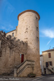<center>Château de Margon</center>Deux ailes latérales sont ajoutées à l'intérieur de la cour d'honneur au XVIe siècle, remodelées au XIXe et XXe siècles. L'aile nord est limitée à l'est par une tour ronde. L'aile sud, en partie détruite, était reliée à une grosse tour carrée dont seules subsistent les bases.
