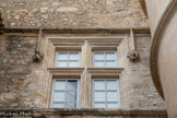 <center>Château de Margon</center>Le château du Moyen-Âge est transformé à la Renaissance en demeure élégante. On greffe sur la structure médiévale, un décor gothique flamboyant avec de grandes fenêtres à meneaux et leurs encadrements terminés par des culots représentant des animaux fantastiques.