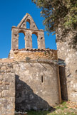 <center>Jouques.</center> Notre-Dame de la Roque. Le clocher peigne  du XIIe à 3 loges pour accueillir les cloches.